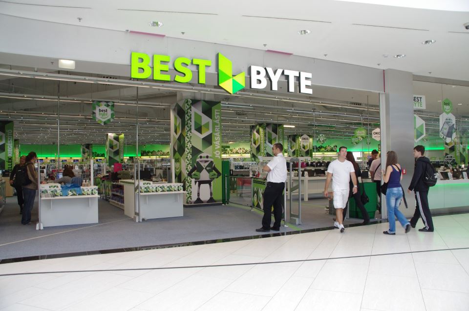 Az újbudai Allee Üzletközpontban lévő BestByte+ bejárata