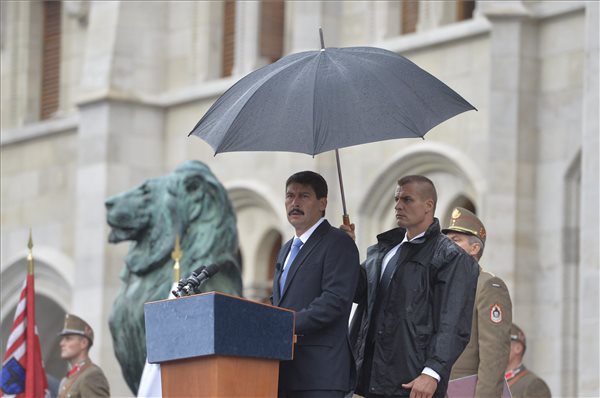 Budapest, 2014. augusztus 20. Áder János köztársasági elnök beszédet mond a budapesti Kossuth téren, ahol zászlófelvonással és a tisztavatással kezdődött az állami ünnepség 2014. augusztus 20-án. MTI Fotó: Koszticsák Szilárd