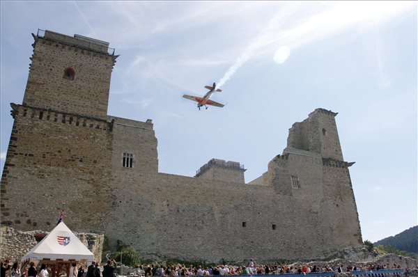 Diósgyőr, 2014. augusztus 30. Besenyei Péter világbajnok műrepülő légi bemutatója a diósgyőri vár avatásán 2014. augusztus 30-án. MTI Fotó: Vajda János