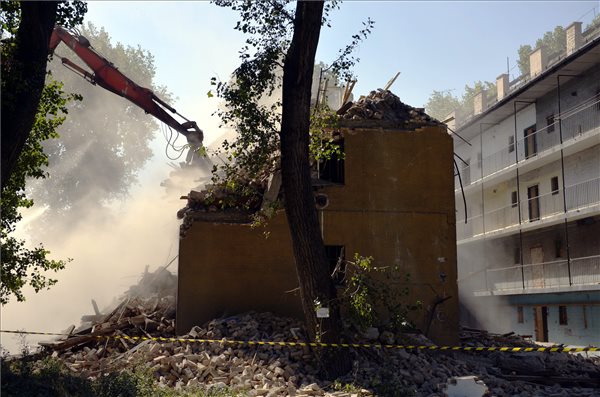 Budapest, 2014. augusztus 29. Munkagép bontja a köznyelvben Dzsumbujnak nevezett épületegyüttes utolsó ikerépületét Budapest IX. kerületben, az Illatos és a Gubacsi út sarkánál 2014. augusztus 29-én. Ezzel befejeződik az egy évtizede indult telepfelszámolás. MTI Fotó: Beliczay László