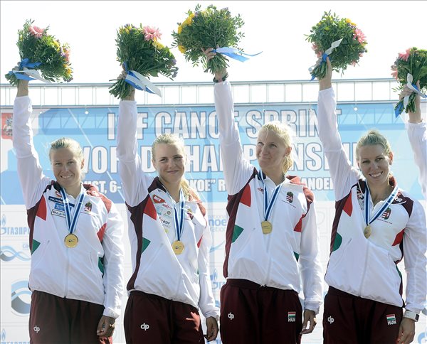 Moszkva, 2014. augusztus 9. Kozák Danuta, Kárász Anna, Vad Ninetta, Szabó Gabriella (b-j) a dobogón a K-4 500 méteres versenyszám eredményhirdetése után, a moszkvai kajak-kenu világbajnokságon 2014. augusztus 9-én. MTI Fotó: Kovács Tamás