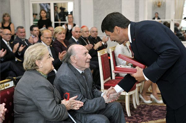 Budapest, 2014. augusztus 20. Áder János köztársasági elnök átadja a Magyar Szent István Rendet Kertész Imre Nobel-díjas írónak Budapesten, a Sándor-palotában 2014. augusztus 20-án. Balra Kertész Magda, az író felesége. MTI Fotó: Kovács Attila