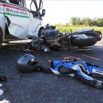 Kecskemét, 2014. augusztus 17. Balesetben összetört motorkerékpár Kecskemét határában, az M5-ös autópálya déli lehajtójánál 2014. augusztus 17-én. A motoros járművével egy kisbusznak ütközött. Őt, valamint a kisbuszban utazók közül egy 14 éves lányt és egy 11 éves fiút a mentők kórházba vitték. Az összetört motorkerékpár sebességmérője közel 160 kilométer/órát mutat. MTI Fotó: Donka Ferenc