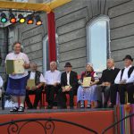 Budapest, 2014. augusztus 17. Balog Zoltán, az emberi erőforrások minisztere (b) átadja a Népművészet Mestere díjat Reszeginé Nagy Mária szalmafonó népi iparművésznek, a budai Várban 2014. augusztus 17-én. MTI Fotó: Kovács Attila