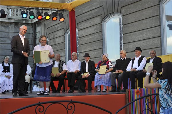 Budapest, 2014. augusztus 17. Balog Zoltán, az emberi erőforrások minisztere (b) átadja a Népművészet Mestere díjat Reszeginé Nagy Mária szalmafonó népi iparművésznek, a budai Várban 2014. augusztus 17-én. MTI Fotó: Kovács Attila