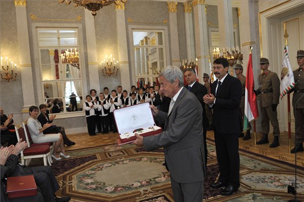 Budapest, 2014. augusztus 20. Rubik Ernő, a bűvös kocka feltalálója a Magyar Szent István Renddel, amelyet Áder János köztársasági elnöktől (j) vett át Budapesten, a Sándor-palotában 2014. augusztus 20-án. Mellettük Orbán Viktor miniszterelnök. MTI Fotó: Kovács Attila