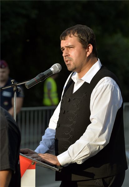 Budapest, 2014. augusztus 8. Szávay István, a Jobbik alelnöke beszél azon a demonstráción, amelyen a Jobbik és a Hatvannégy Vármegye Ifjúsági Mozgalom (HVIM) a kárpátaljai magyarok besorozása ellen tiltakozik Budapesten, az ukrán nagykövetség előtt 2014. augusztus 8-án. MTI Fotó: Máthé Zoltán