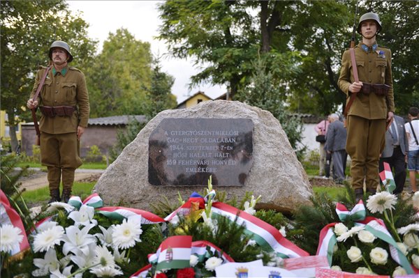 Székesfehérvár, 2014. szeptember 3. Hagyományőrző honvédek a második világháborúban elesett helyi katonának emléket állító park avatásán Székesfehérváron 2014. szeptember 3-án. Százötvenkilenc székesfehérvári katona Gyergyószentmiklós határában vesztette életét 1944. szeptember 7-én. MTI Fotó: Beliczay László