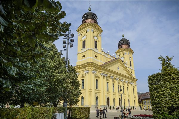 Debrecen, 2014. szeptember 6. A felújított debreceni Református Nagytemplom 2014. szeptember 6-án. Hazánk legnagyobb, 1805 és 1824 között épült református temploma az Új Széchenyi Terv Észak-Alföldi Operatív Program keretében újult meg csaknem egymilliárd forint pályázati pénzből. MTI Fotó: Czeglédi Zsolt