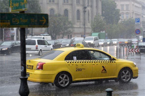 Budapest, 2014. szeptember 1. Sárga taxi Budapesten, az Andrássy úton 2014. szeptember 1-jén. A fővárosban mától csak sárga taxik közlekedhetnek. Az új taxirendelet egy évvel ezelőtti bevezetése után minden taxisnak meg kellett újítania engedélyét, annak egyik feltétele volt a jármű sárgára színezése. MTI Fotó: Soós Lajos